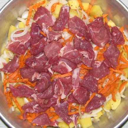 Cartofi împodobiți cu carne în cuptor