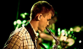 Lecții de la saxofon din certificatul de prim cadou Nik