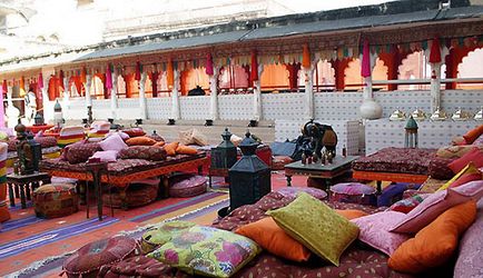 Fél az indiai stílus Bharata exotikus otthonában