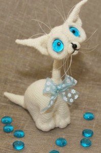 O pisică tricotată în microni de perlice per4ik, o cusătură croșetată-nas de cinci!