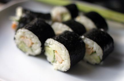 Bucătăria japoneză de tipuri de sushi și rulouri - produse alimentare