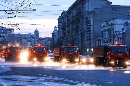 Miért Moszkva utak mosott az eső (mosás úttesten) Miért Moszkva utak mosott az eső