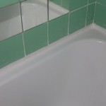 Etanșarea cusăturii dintre baie și perete, regulile de încorporare și materialele recomandate sunt o problemă ușoară