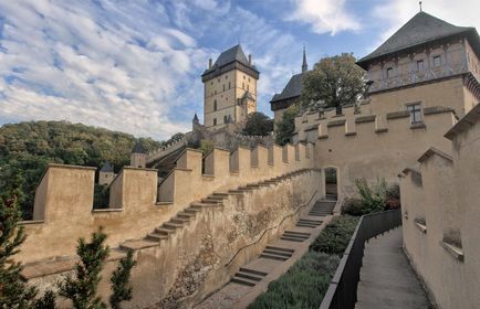 Замок Карлштейн в Празі фото, відео, історія