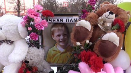 Жителі комунара несуть квіти та м'які іграшки до мосту, де загинув 6-річний Єгор