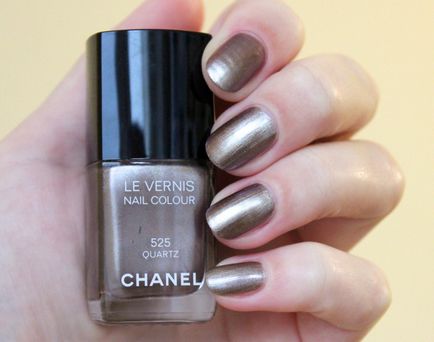 Manichiura de iarnă chanel cu lacuri # 18 rouge noir, # 757 trandafir de trandafir și strat de top lame rouge noir,