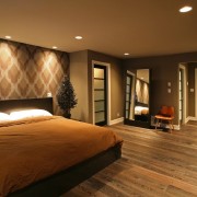 30 Ідей коричневі шпалери в інтер'єрі спальні, вітальні та ванної кімнати