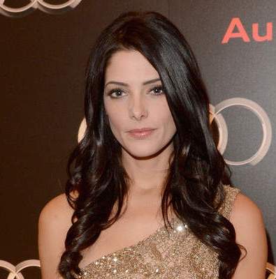 Actrita Ashley Greene în Mourning