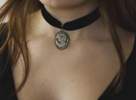 Choker pe gât pentru femeile elegante de modă cum să aleagă și cu ce să poarte un ornament