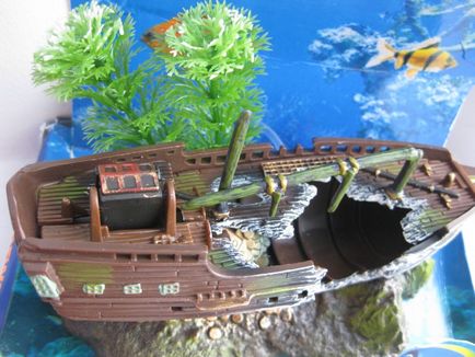 Декорація для акваріума - затонулий корабель зі скарбами
