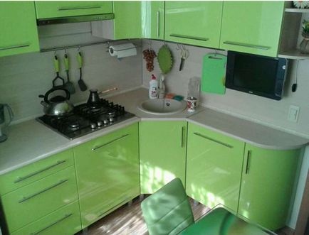 Дизайн маленької кухні студії в малогабаритній квартирі