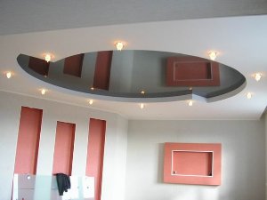 Două niveluri de plafon de gips-carton cu iluminare în jurul perimetrului cu fotografii