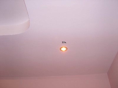 Două niveluri de plafon de gips-carton cu iluminare în jurul perimetrului cu fotografii