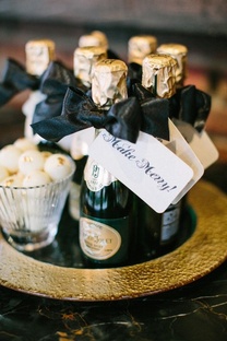 Ідея для весільного декору шампанське