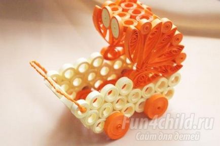 Un cărucior de jucărie în tehnica de quilling pentru o fată