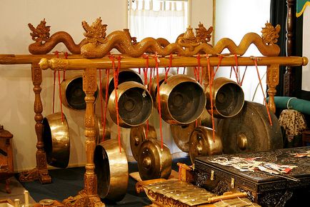 Историята на музика и музикални инструменти Изток