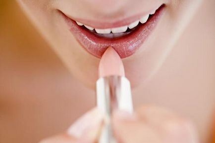 Як і чим лікувати обвітрені губи