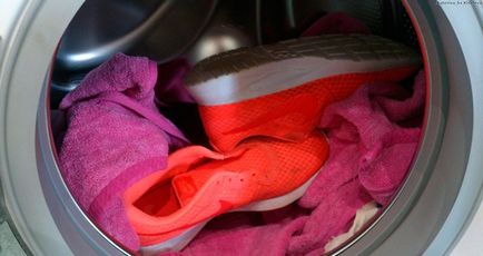 Як почистити білі кросівки