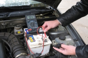 Як правильно заряджати автомобільний акумулятор поради та інструкція