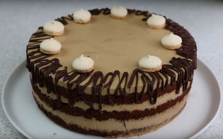 Cum să pregătiți un tort de biscuiți cu smântână într-o rețetă pas cu pas cu o fotografie