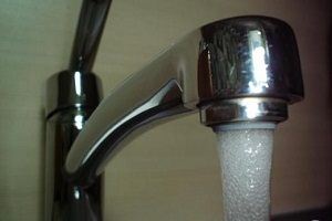 Cum de a face un aerator pe o robinet pentru a economisi apă de propriile mâini este o sarcină ușoară