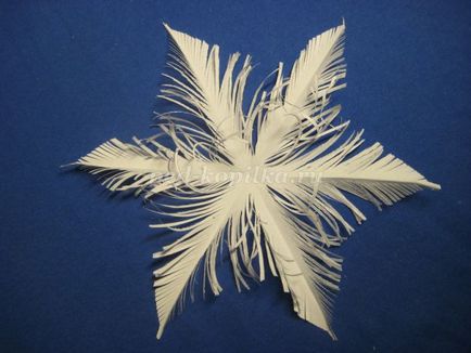 Hogyan készítsünk egy hópehely papírból meg a kezét fokozatosan könnyen és fotó