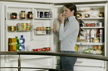 Як прибрати запах з холодильника що покласти, щоб знищити і усунути неприємні запахи