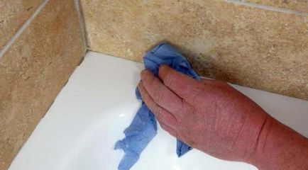 Cum să îndepărtați etanșantul siliconic din baie și dale