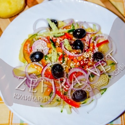 Burgonya saláta, friss zöldségek és olajbogyó - recepteket szerető feleség