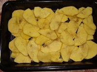 Картопля запечена з салом і сиром