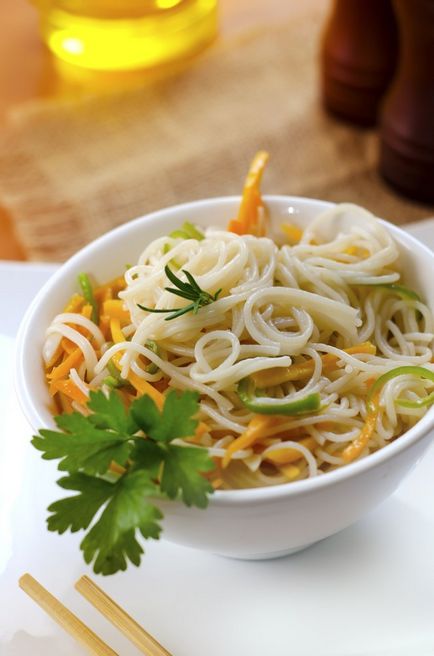 Salată dulce și acră cu taitei de amidon și legume din cafeneaua chineză - gătit pas cu pas