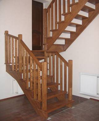 O scară compactă la etajul al doilea pe care trebuie să o știți dacă decideți să instalați o scară