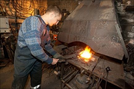 Coacere de potcoavă în smithy smithy, prelucrarea metalelor on-line