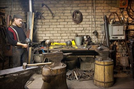 Coacere de potcoavă în smithy smithy, prelucrarea metalelor on-line