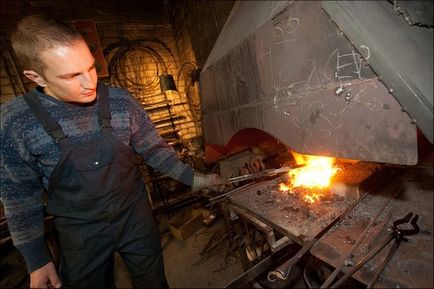 Coacere de potcoavă în smithy smithy, prelucrarea metalelor on-line