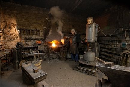 Coacere de potcoavă în smithy smithy, prelucrarea metalelor on-line
