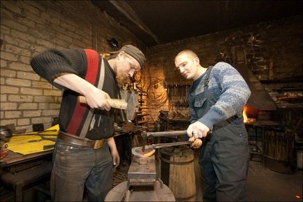 Coacere de potcoavă în smithy smithy, prelucrarea metalelor on-line