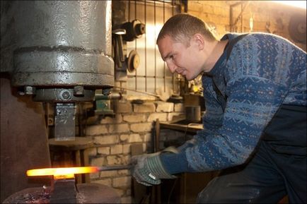 Coacere de potcoavă în smithy smithy, prelucrarea metalelor on-line