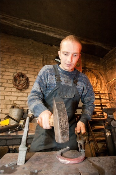 Coacere de potcoavă în smithy smithy, prelucrarea metalelor on-line