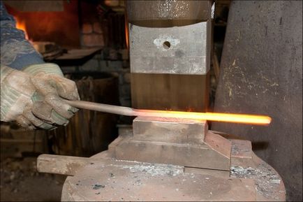 Coacere de potcoavă în smithy smithy, prelucrarea metalelor on-line