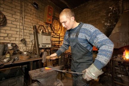 Coacere de potcoavă în smithy smithy, prelucrarea metalelor on-line