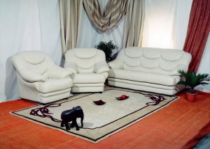 Шкіряні меблі в інтер'єрі вітальні - дизайн кімнати