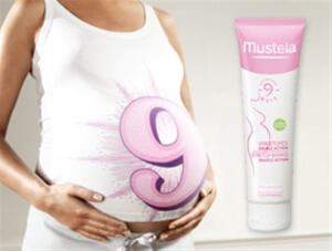 Красиве тіло з кремом від розтяжок mustela