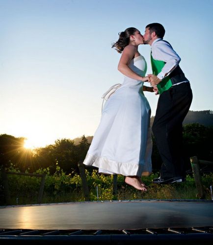 Креативні весільні фото в стрибку