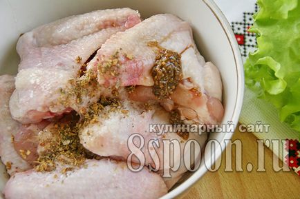 Aripile de pui se află într-un cuptor cu o crustă crocantă