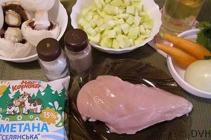 Csirkemell gombával, cukkini és tejszín kedvenc receptek