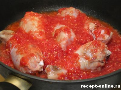 Курка тушкована в томатно-часниковому соусі