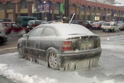 Машина примерзла в снігу