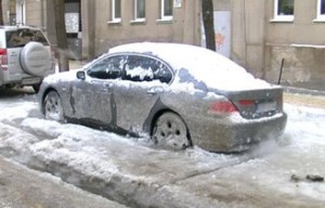 Mașina era înghețată în zăpadă