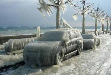 Mașina era înghețată în zăpadă